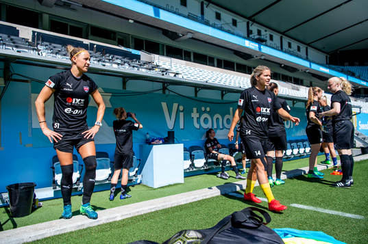 Sanne Troelsgaard Nielsen och Hanna Folkesson innan FC
