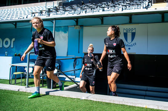 Fiona Brown, Anja Mittag och Alexandra Lowe Riley på väg