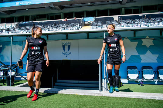 Alexandra Lowe Riley och Sanne Troelsgaard Nielsen på väg