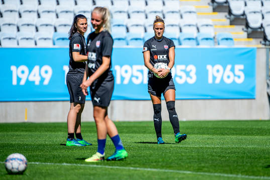 Målvakt Zecira Musovic och Sanne Troelsgaard Nielsen