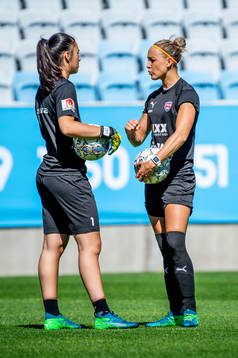 Målvakt Zecira Musovic och Sanne Troelsgaard Nielsen