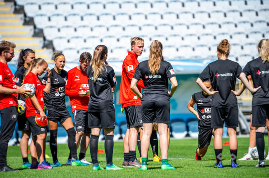 Tränare Jonas Eidevall håller samling på planen