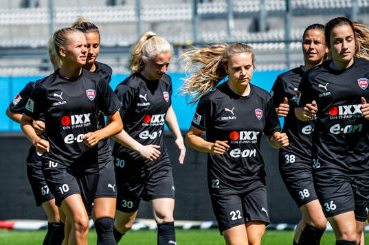 Nellie Lilja, Fiona Brown och Edina Filekovic i förgrunden