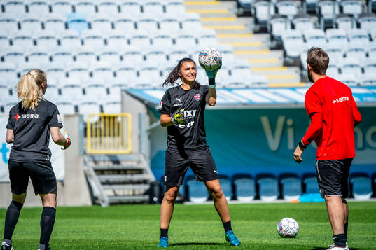 Rosengårds målvakt Josephine Frigge och målvakt Zecira