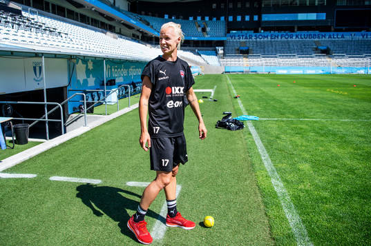 Caroline Seger kommer in på planen