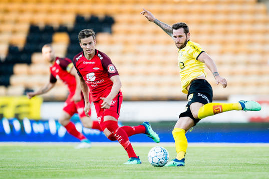 Jonas Grønner of Brann and Gary Martin of Lillestrøm