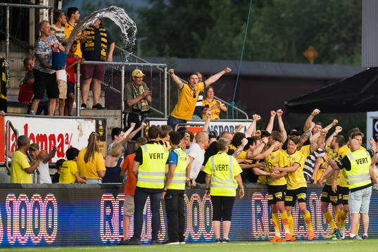 The players of Lillestrøm celebrate the 4-1 goal