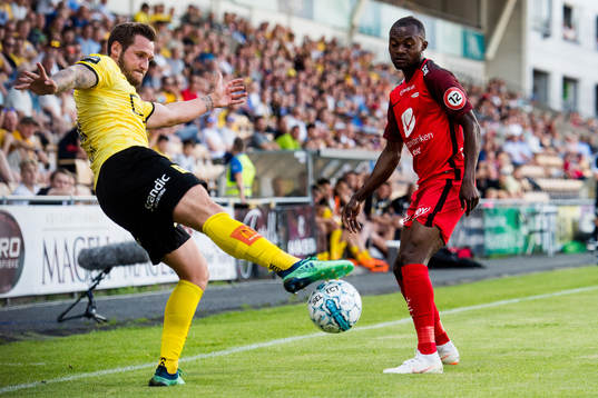 Gary Martin of Lillestrøm and Gilbert Koomson of Brann