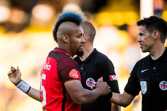Bismar Acosta of Brann and Tom Harald Hagen, referee