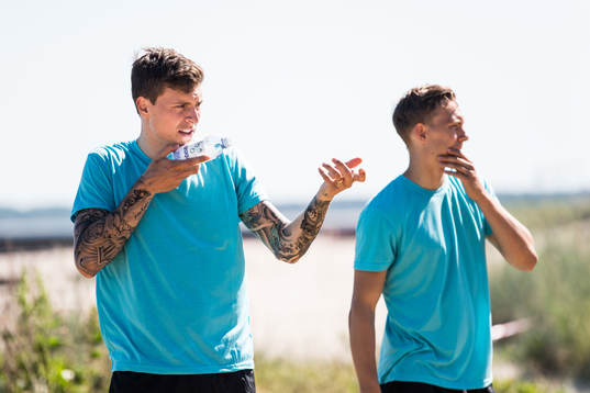 Sveriges Victor Nilsson Lindelöf tränar in siktet för en