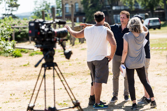 Programledare Micke Leijnegard och Tv-Produktionen i möte