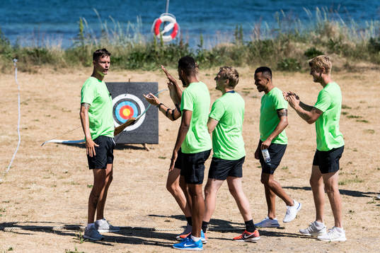 Sveriges Mikael Lustig jublar när han skjuter pilbåge