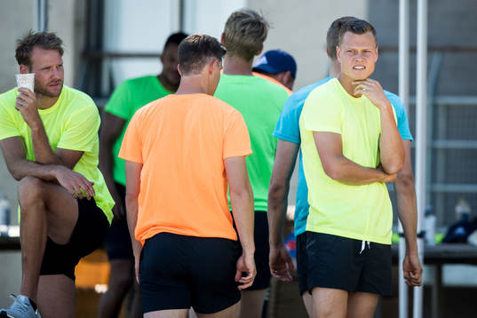 Sveriges Viktor Claesson står och väntar
