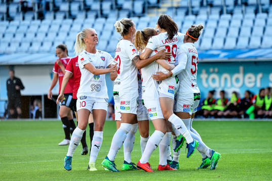 Rosengårds Iva Landeka jublar med lagkamrater