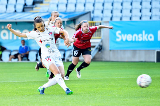 Rosengårds Iva Landeka gör 0-1 på straff