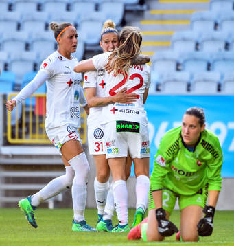 Rosengårds Fiona Brown jublar med lagkamrater