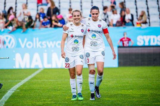 Rosengårds Fiona Brown och Simone Boye Sörensen jublar