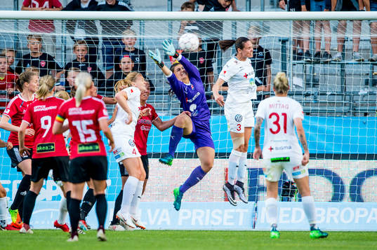 Rosengårds målvakt Zecira Musovic räddar