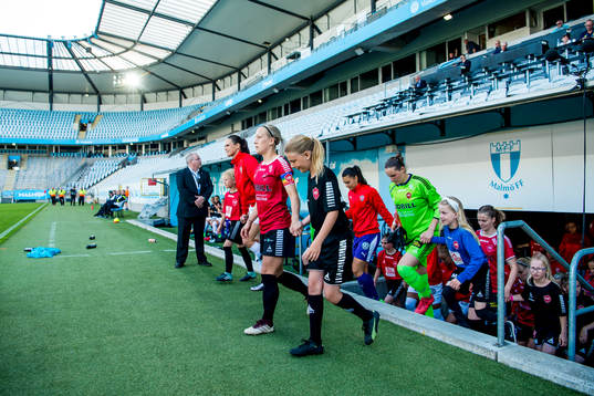 Limhamn Bunkeflos Mia Persson kommer ut med lagmraterna