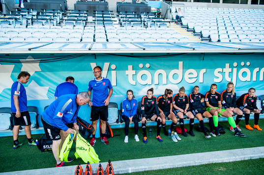 Spelarna på Limhamn Bunkeflos avbytarbänk innan