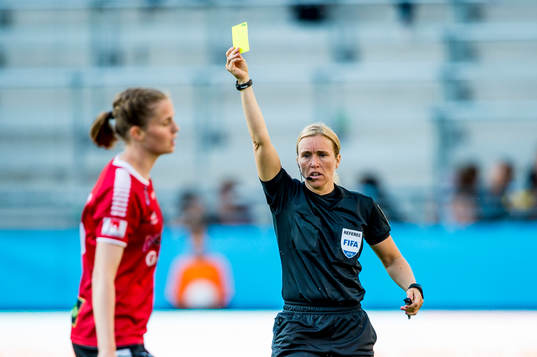 Domare Sara Persson ger Limhamn Bunkeflos Maria Möller
