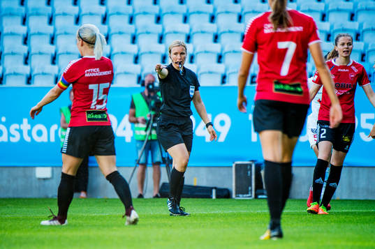 Domaren Sara Persson pekar på straffpunkten