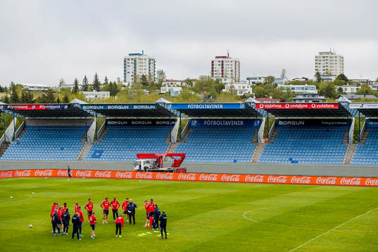 Lars Lagerbäck, head coach of Norway, and the players of