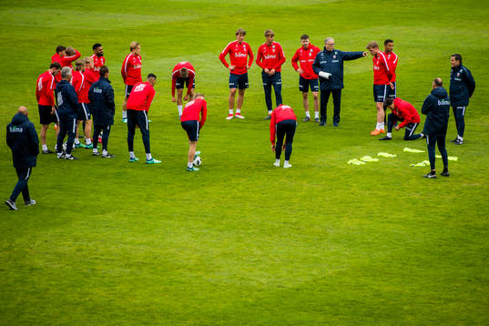 Lars Lagerbäck, head coach of Norway, and the players of