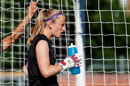 Målvakt Loes Geurts dricker