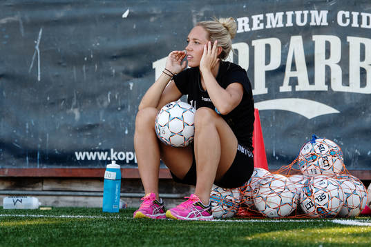 Elin Rubensson sitter på en boll