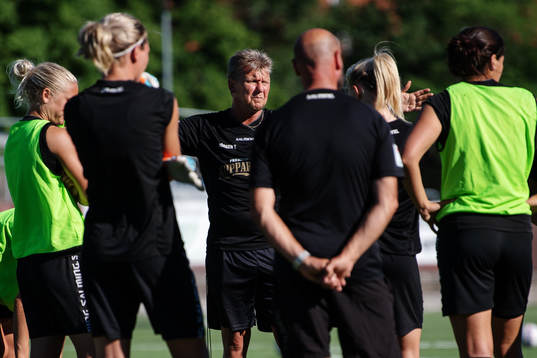Assisterande tränare Jörgen Ericson instruerar spelarna