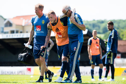 John Guidetti lämnar en träning skadad