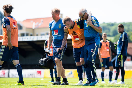 John Guidetti lämnar en träning skadad