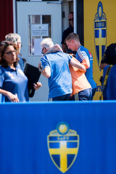 John Guidetti lämnar en träning skadad
