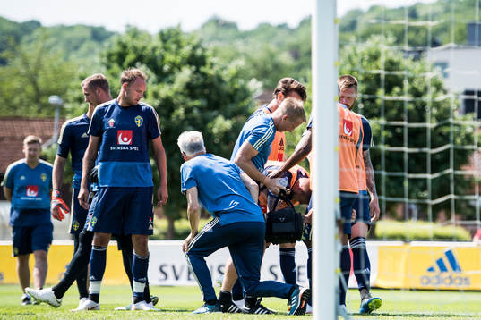 Andreas Granqvist bredvid John Guidetti som skadar sig och