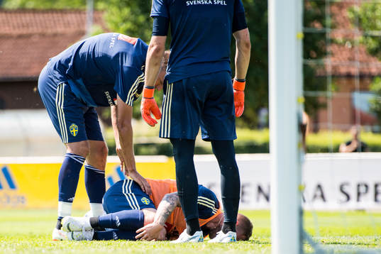 Andreas Granqvist kollar till John Guidetti