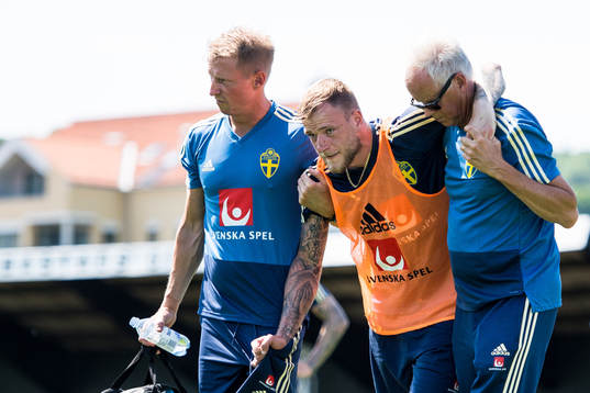 John Guidetti lämnar en träning skadad