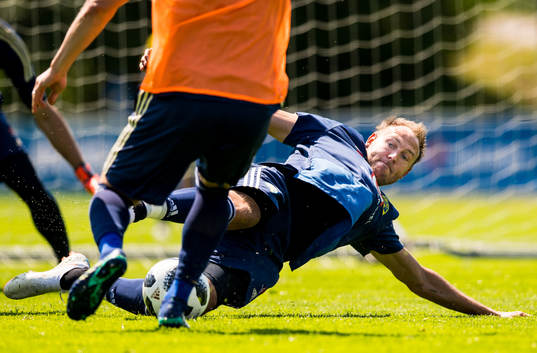 Sveriges Andreas Granqvist tacklar