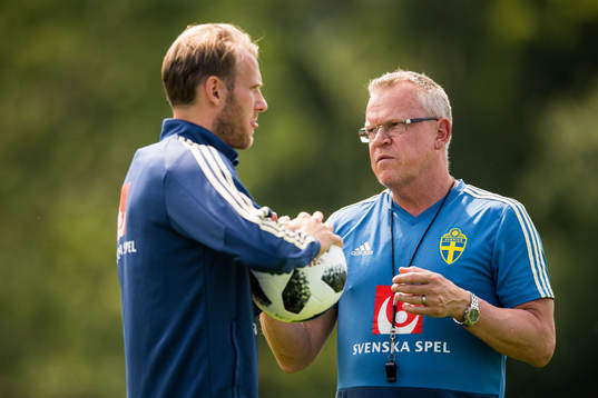 Förbundskapten Janne Andersson i samtal med Ola Toivonen
