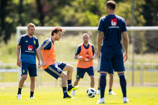 Albin Ekdal grinar illa