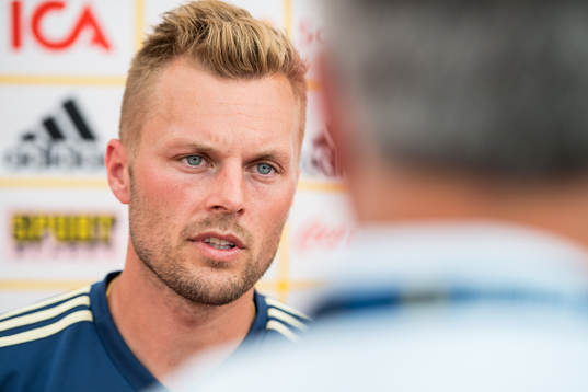 Sebastian Larsson i mixed zone