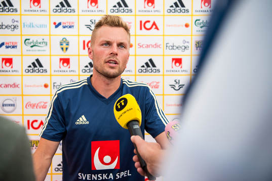 Sebastian Larsson i mixed zone
