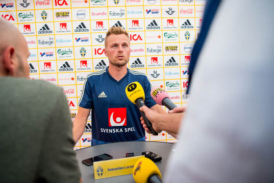 Sebastian Larsson i mixed zone