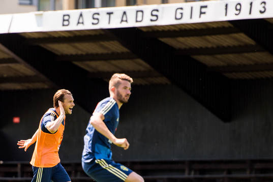 Albin Ekdal grinar illa