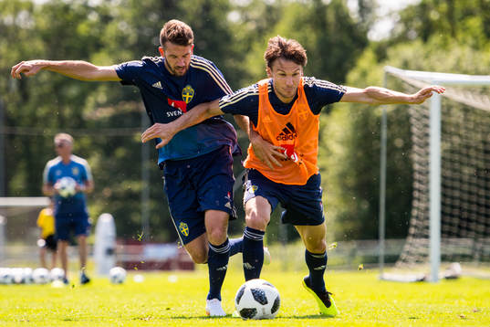 Albin Ekdal grinar illa