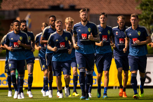 Sveriges spelare med Pontus Jansson (m) värmer upp