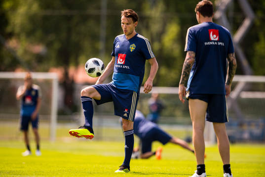 Albin Ekdal grinar illa