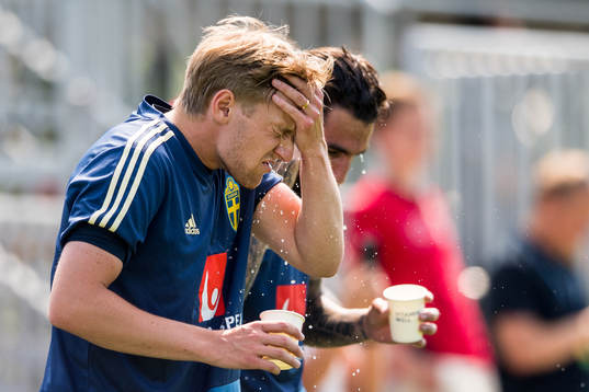 Emil Forsberg kyler ner sig med vatten
