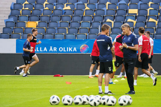 Nicklas Bendtner joggar på sidan om övriga laget