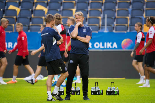 Assisterande tränare Jon Dahl Tomasson och förbundskapten